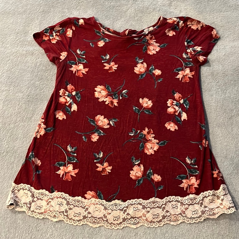 Very soft floral Mason & Belle (S) flowy short-sleeve with lace detail